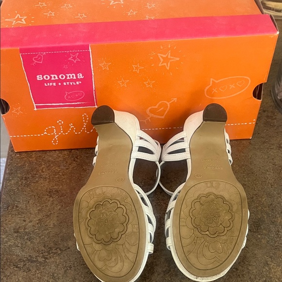 Sonoma Kids White Sandals with Floral Detail - Picture 3 of 5